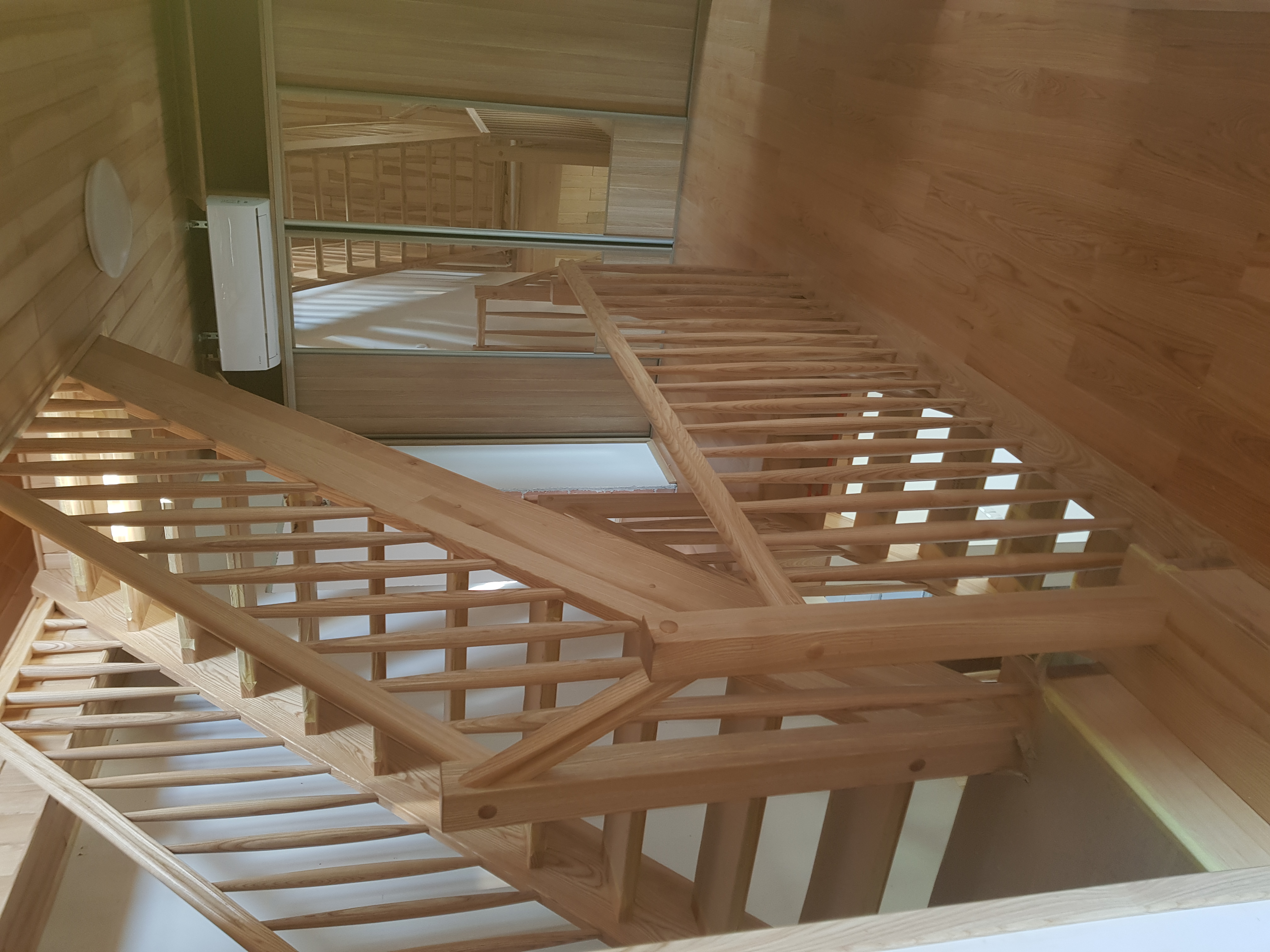 Realizacja drewnianych schodów z balustradą